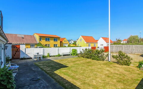 Blome - 350M from the Sea: Møbel, Couch, Indretning, Gulvbelægning, Stue, Etage, Throw Pillow, Værelse, Pude