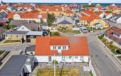 Blome - 350M from the Sea: Møbel, Couch, Indretning, Gulvbelægning, Stue, Etage, Throw Pillow, Værelse, Pude