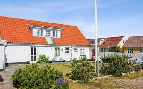 Blome - 350M from the Sea: Møbel, Couch, Indretning, Gulvbelægning, Stue, Etage, Throw Pillow, Værelse, Pude