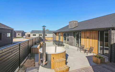 Esme - 400M from the Sea: Loft, Gulvbelægning, Indretning, Etage, Kompositmateriale, Møbel, Udvej, Hotel, Design, Dagslys
