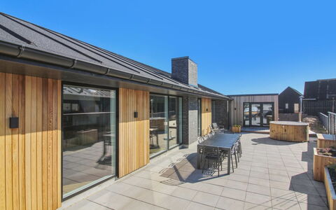 Esme - 400M from the Sea: Loft, Gulvbelægning, Indretning, Etage, Kompositmateriale, Møbel, Udvej, Hotel, Design, Dagslys