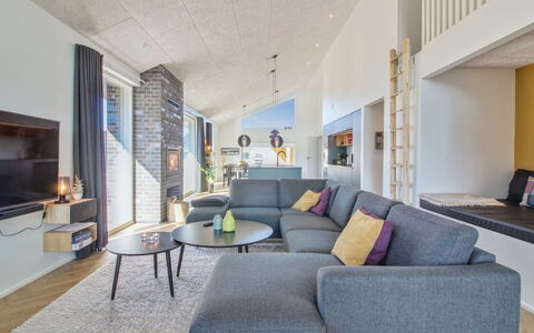 Esme - 400M from the Sea: Loft, Gulvbelægning, Indretning, Etage, Kompositmateriale, Møbel, Udvej, Hotel, Design, Dagslys