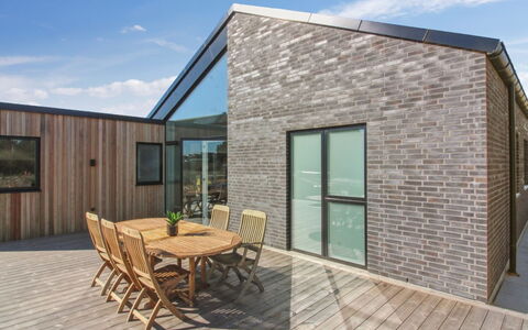 Esme - 400M from the Sea: Loft, Gulvbelægning, Indretning, Etage, Kompositmateriale, Møbel, Udvej, Hotel, Design, Dagslys