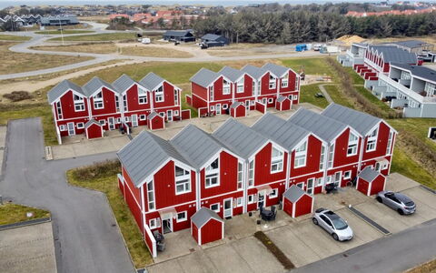 Rikhard - 800M from the Sea: Møbel, Stol, Bord, Udendørs Møbler, Udendørs Bord, Køkken & Spisebord, Paraply, Skygge, Restaurant, Blomsterkrukke