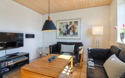 Alessandra - 500M from the Sea: Møbel, Indretning, Gulvbelægning, Couch, Etage, Træ, Loft, Stue, Værelse, Bord