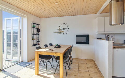 Alessandra - 500M from the Sea: Møbel, Gulvbelægning, Indretning, Etage, Træ, Loft, Bord, Trægulve, Stol, Køkken & Spisebord