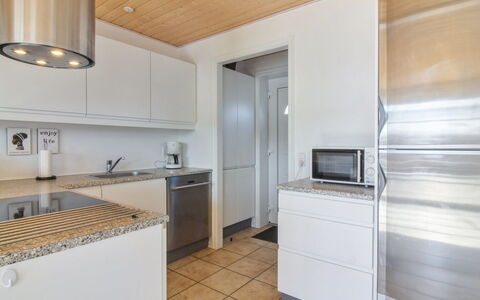Alessandra - 500M from the Sea: Køkken, Countertop, Indretning, Gulvbelægning, Køkken Apparat, Etage, Cabinetry, Møbel, Større Bandage, Træ