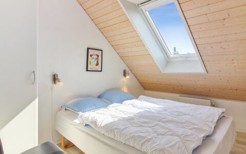 Alessandra - 500M from the Sea: Seng, Soveværelse, Træ, Indretning, Loft, Sengetøj, Sengetøj, Etage, Møbel, Bed Frame