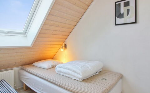 Alessandra - 500M from the Sea: Seng, Soveværelse, Træ, Etage, Gulvbelægning, Indretning, Loft, Sengetøj, Sengetøj, Bed Frame