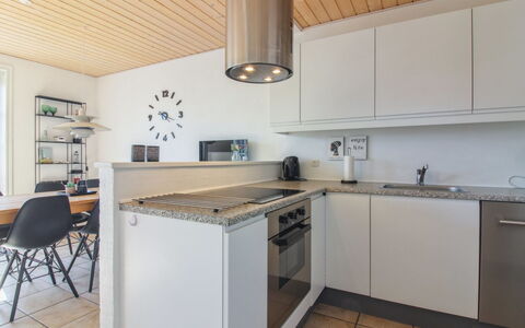 Alessandra - 500M from the Sea: Countertop, Køkken, Indretning, Møbel, Gulvbelægning, Køkken Apparat, Cabinetry, Etage, Træ, Større Bandage
