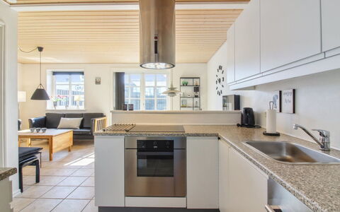 Alessandra - 500M from the Sea: Møbel, Køkken, Countertop, Indretning, Gulvbelægning, Etage, Cabinetry, Træ, Køkken Apparat, Loft