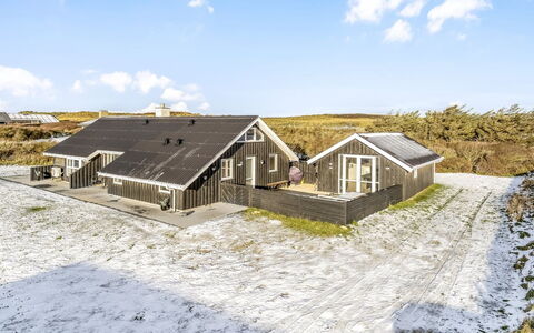 Iida - 100M from the Sea: Blå, Busk, Sommerhus, Bunddække, Have, Estate, Skygge, Landscaping, Stuehus, Eco Hotel