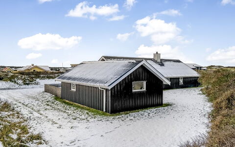 Iida - 100M from the Sea: Blå, Busk, Sommerhus, Bunddække, Have, Estate, Skygge, Landscaping, Stuehus, Eco Hotel