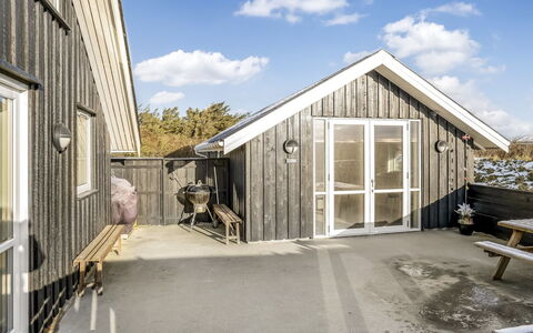 Iida - 100M from the Sea: Blå, Busk, Sommerhus, Bunddække, Have, Estate, Skygge, Landscaping, Stuehus, Eco Hotel