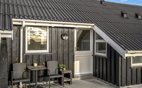 Iida - 100M from the Sea: Blå, Busk, Sommerhus, Bunddække, Have, Estate, Skygge, Landscaping, Stuehus, Eco Hotel