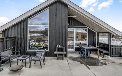 Iida - 100M from the Sea: Blå, Busk, Sommerhus, Bunddække, Have, Estate, Skygge, Landscaping, Stuehus, Eco Hotel