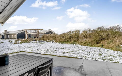 Iida - 100M from the Sea: Blå, Busk, Sommerhus, Bunddække, Have, Estate, Skygge, Landscaping, Stuehus, Eco Hotel