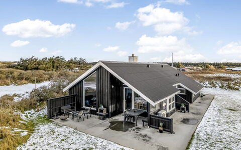 Iida - 100M from the Sea: Blå, Busk, Sommerhus, Bunddække, Have, Estate, Skygge, Landscaping, Stuehus, Eco Hotel