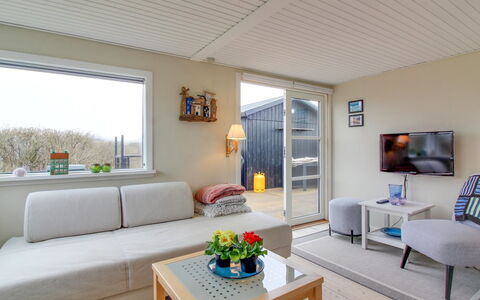 Edvia - 300M from the Sea: Møbel, Indretning, Gulvbelægning, Træ, Etage, Loft, Trægulve, Stol, Bord, Belysning
