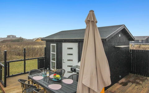 Edvia - 300M from the Sea: Møbel, Indretning, Gulvbelægning, Træ, Etage, Loft, Trægulve, Stol, Bord, Belysning