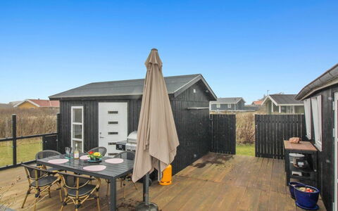 Edvia - 300M from the Sea: Møbel, Indretning, Gulvbelægning, Træ, Etage, Loft, Trægulve, Stol, Bord, Belysning
