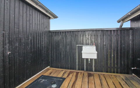 Edvia - 300M from the Sea: Møbel, Indretning, Gulvbelægning, Træ, Etage, Loft, Trægulve, Stol, Bord, Belysning