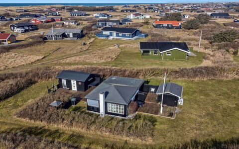 Edvia - 300M from the Sea: Møbel, Indretning, Gulvbelægning, Træ, Etage, Loft, Trægulve, Stol, Bord, Belysning