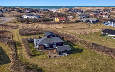 Edvia - 300M from the Sea: Møbel, Indretning, Gulvbelægning, Træ, Etage, Loft, Trægulve, Stol, Bord, Belysning