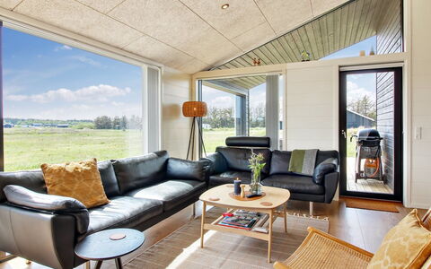Serey - 1.4Km from the Sea: Stue, Loft, Couch, Trægulve, Hårdttræ, Stol, Kaffebord, Lysarmatur
