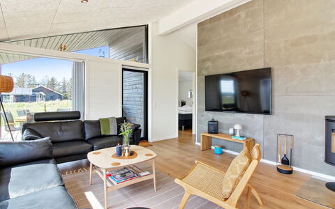 Serey - 1.4Km from the Sea: Indretning, Gulvbelægning, Træ, Loft, Couch, Møbel, Etage, Stue, Belysning, Trægulve