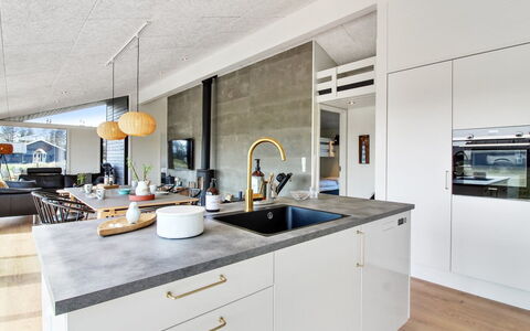 Serey - 1.4Km from the Sea: Køkken, Countertop, Gulvbelægning, Møbel, Indretning, Træ, Etage, Loft, Cabinetry, Køkken Apparat