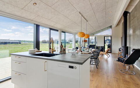 Serey - 1.4Km from the Sea: Loft, Stol, Køkken, Køkken & Spisebord, Countertop, Design, Lysarmatur, Cabinetry, Dagslys, Trægulve