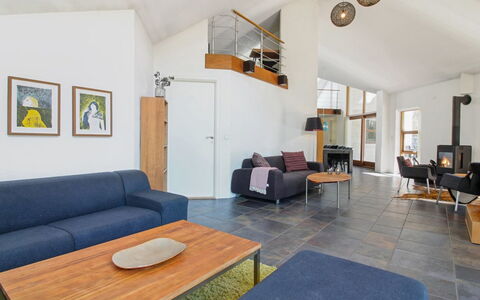 Maiti - 300M from the Sea: Møbel, Gulvbelægning, Indretning, Couch, Etage, Træ, Loft, Stue, Værelse, Stol