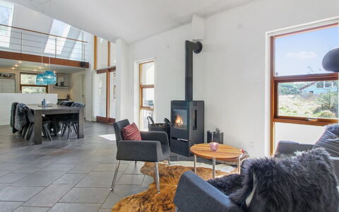 Maiti - 300M from the Sea: Gulvbelægning, Træ, Møbel, Indretning, Etage, Loft, Stue, Couch, Værelse, Hjem