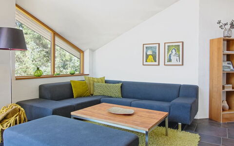 Maiti - 300M from the Sea: Møbel, Indretning, Couch, Gulvbelægning, Etage, Træ, Stue, Loft, Hjem, Værelse