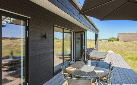 Ascan - 600M from the Sea: Møbel, Indretning, Gulvbelægning, Træ, Etage, Loft, Trægulve, Stol, Bord, Belysning