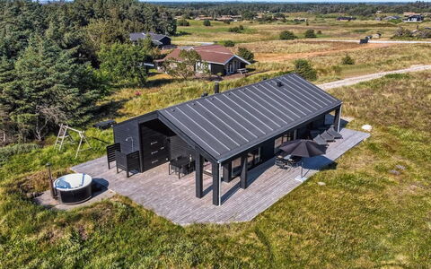 Ascan - 600M from the Sea: Møbel, Indretning, Gulvbelægning, Træ, Etage, Loft, Trægulve, Stol, Bord, Belysning