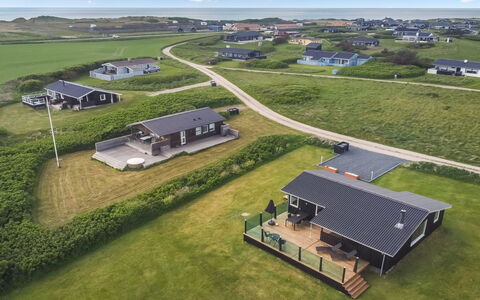 Lok - 450M from the Sea: Arkitektur, Tag, Hjem, Kompositmateriale, Dagslys, Sidespor, Indkørsel