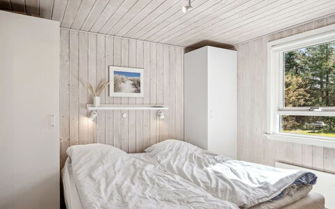 Anelisa - 1.2Km from the Sea: Soveværelse, Træ, Seng, Indretning, Loft, Sengetøj, Sengetøj, Gulvbelægning, Etage, Møbel