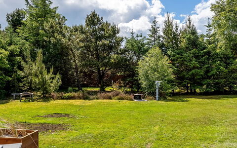 Anelisa - 1.2Km from the Sea: Træ, Græs, Busk, Have, Land Lot, Lawn, Eng, Parkere, Landscaping, Skygge