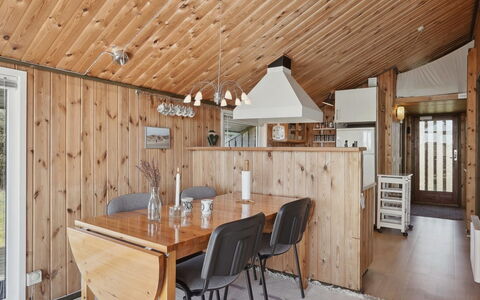 Tianna - 500M from the Sea: Gulvbelægning, Indretning, Træ, Etage, Trappe, Loft, Bejdse, Trægulve, Hårdttræ, Gelænder
