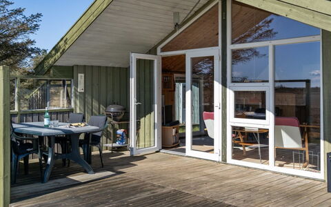 Tianna - 500M from the Sea: Tag, Hjem, Dør, Sommerhus, Skygge, Sidespor, Gård, Estate, Backyard