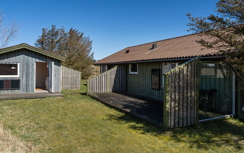 Tianna - 500M from the Sea: Tag, Hjem, Dør, Sommerhus, Skygge, Sidespor, Gård, Estate, Backyard
