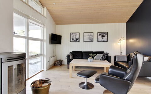 Heraldina - 1Km from the Sea: Gulvbelægning, Indretning, Træ, Loft, Etage, Møbel, Trægulve, Stue, Værelse, Belysning