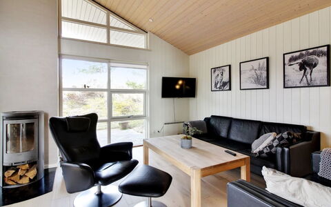 Heraldina - 1Km from the Sea: Indretning, Gulvbelægning, Træ, Loft, Stue, Couch, Etage, Møbel, Værelse, Belysning