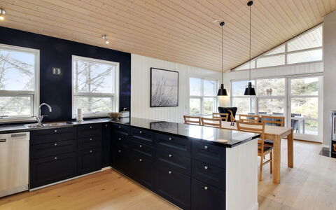 Heraldina - 1Km from the Sea: Træ, Gulvbelægning, Loft, Trægulve, Indretning, Countertop, Cabinetry, Etage, Møbel, Køkken