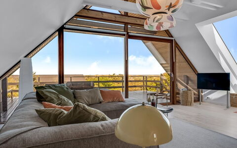 Mumme - 700M from the Sea: Møbel, Træ, Gulvbelægning, Indretning, Loft, Etage, Stue, Hjem, Belysning, Trægulve