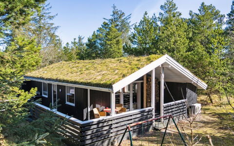 Eriksine - 1.9Km from the Sea: Møbel, Indretning, Stol, Gulvbelægning, Bord, Udvej, Etage, Loft, Værelse, Eco Hotel