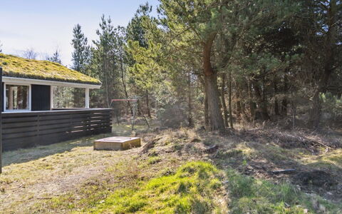 Eriksine - 1.9Km from the Sea: Møbel, Indretning, Stol, Gulvbelægning, Bord, Udvej, Etage, Loft, Værelse, Eco Hotel