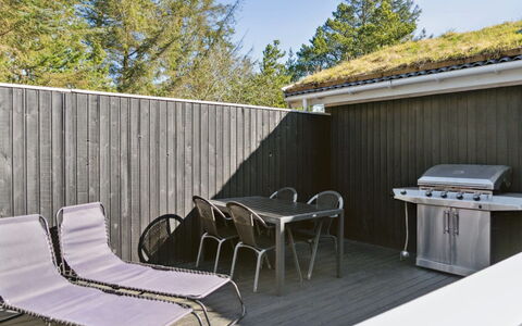 Eriksine - 1.9Km from the Sea: Møbel, Indretning, Stol, Gulvbelægning, Bord, Udvej, Etage, Loft, Værelse, Eco Hotel